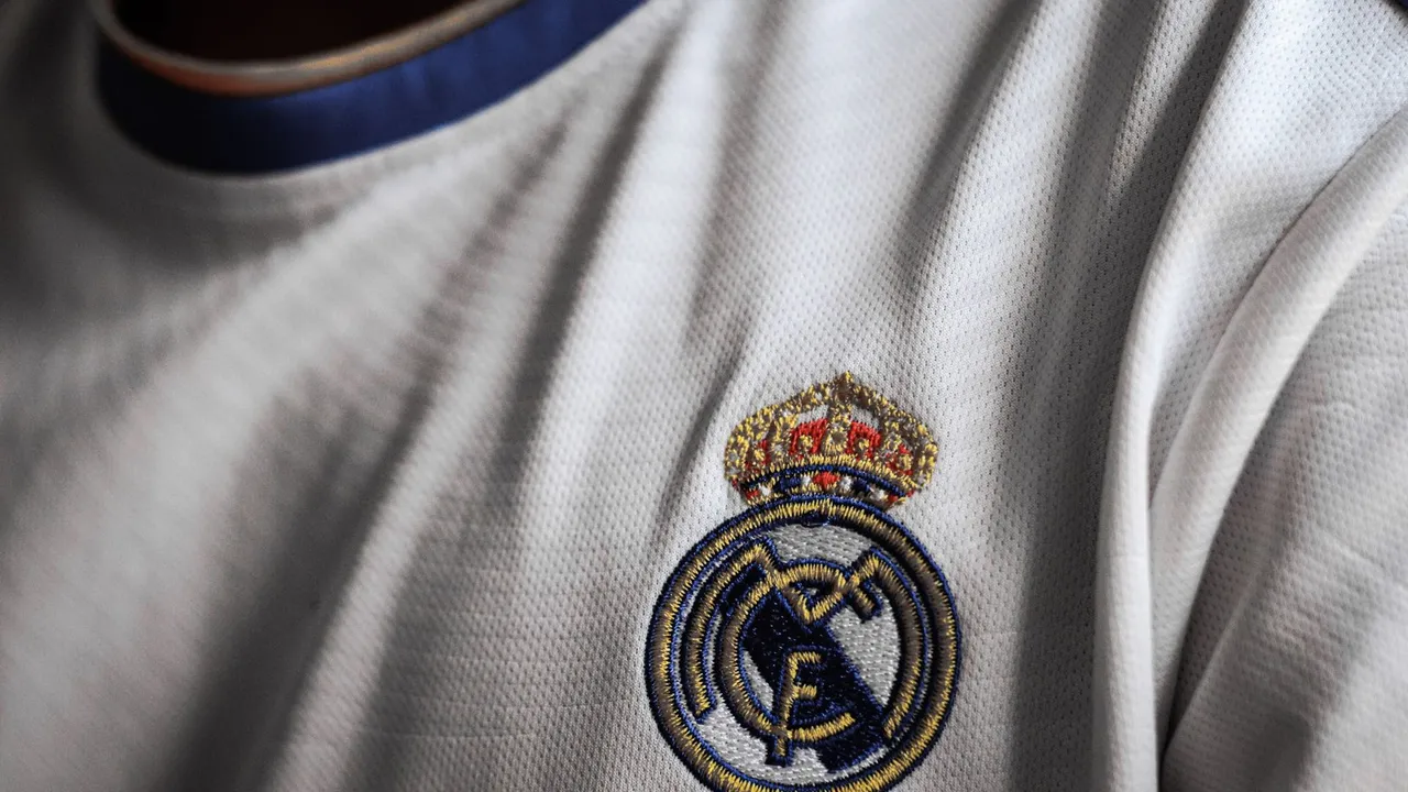 Maillot officiel du PSG avec étoile Eiffel au-dessus du blason